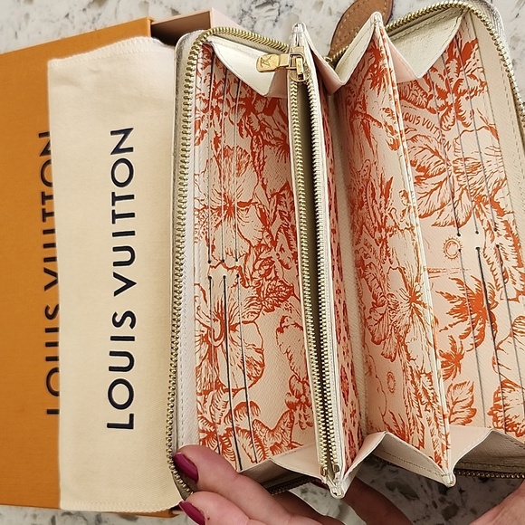 Louis Vuitton Pink and Orange Patterned Wallet With Dusty And Box - Picture 4 of 11